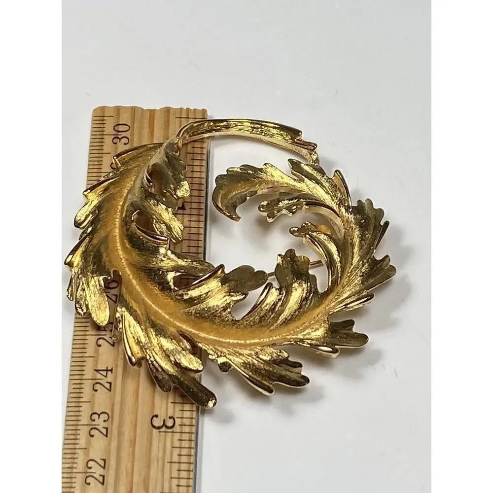 MONET Brooch Leaf Wreath Gold Tone Large